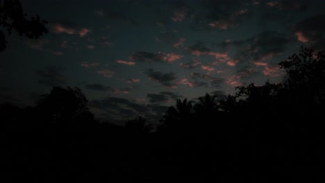 nubes de color rosa moviéndose lentamente por el cielo por la noche