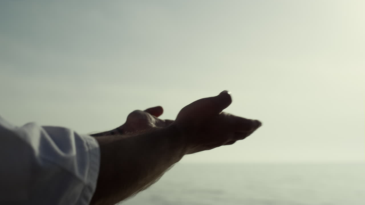 해변에서 유도 훈련을 하는 스포츠맨의 손을 흔들고 있다. 운동 선수가 운동을 하고 있다.