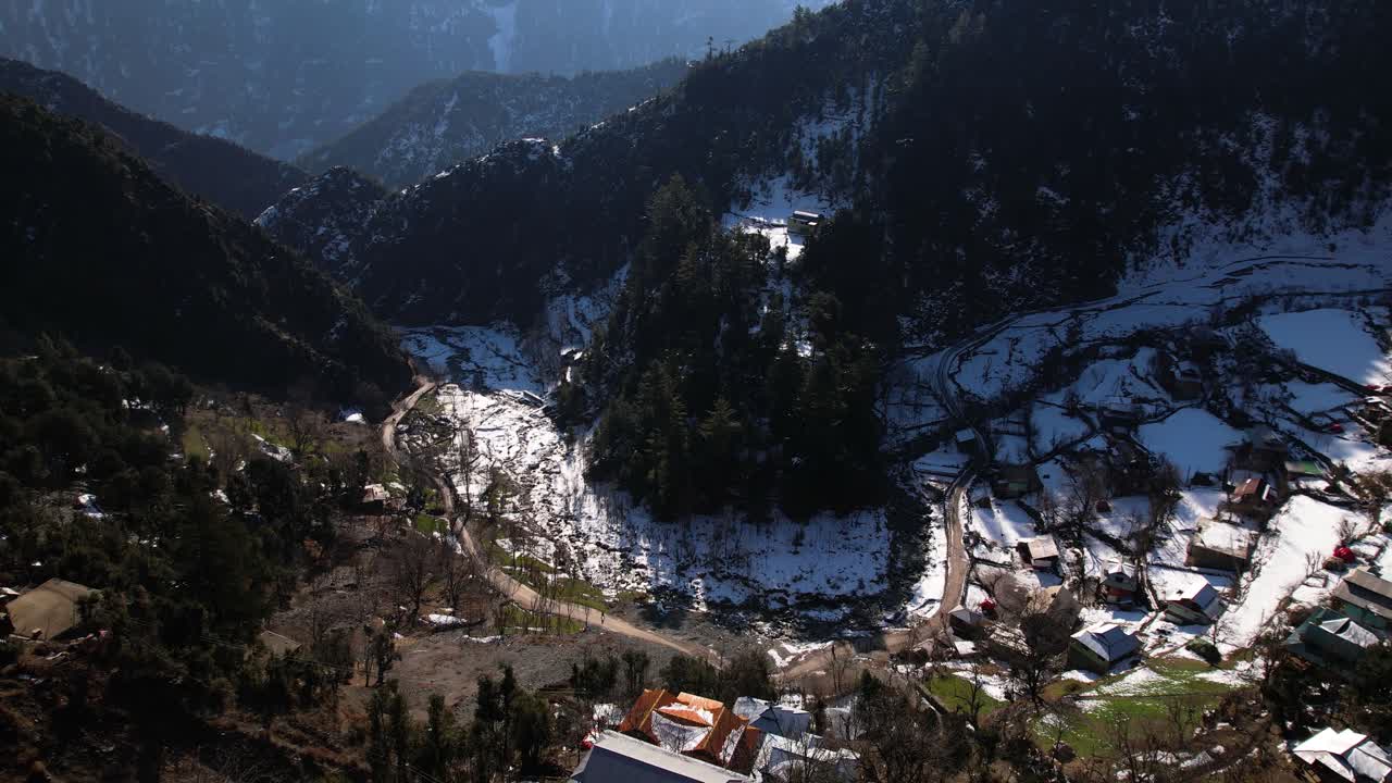 Veduta aerea del villaggio di Katha Piran nella Valle di Neelum innevata