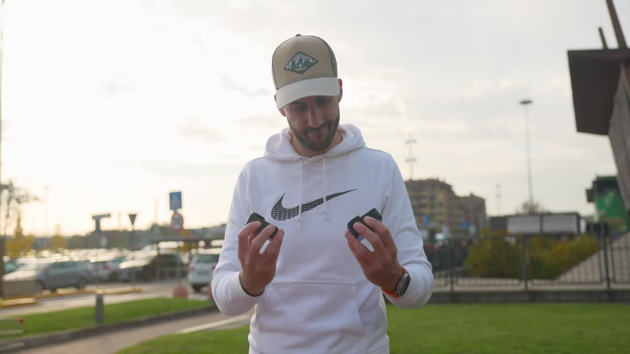 hombre con barba y gorra evaluando las diferencias entre las cámaras dji osmo action 4 y gopro 12 para una comparación técnica