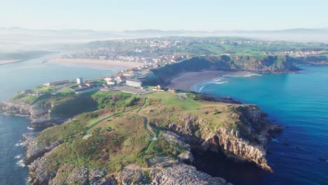 Der-Weiße-Felsen,-Luftaufnahme-Von-Suances,-Spanien