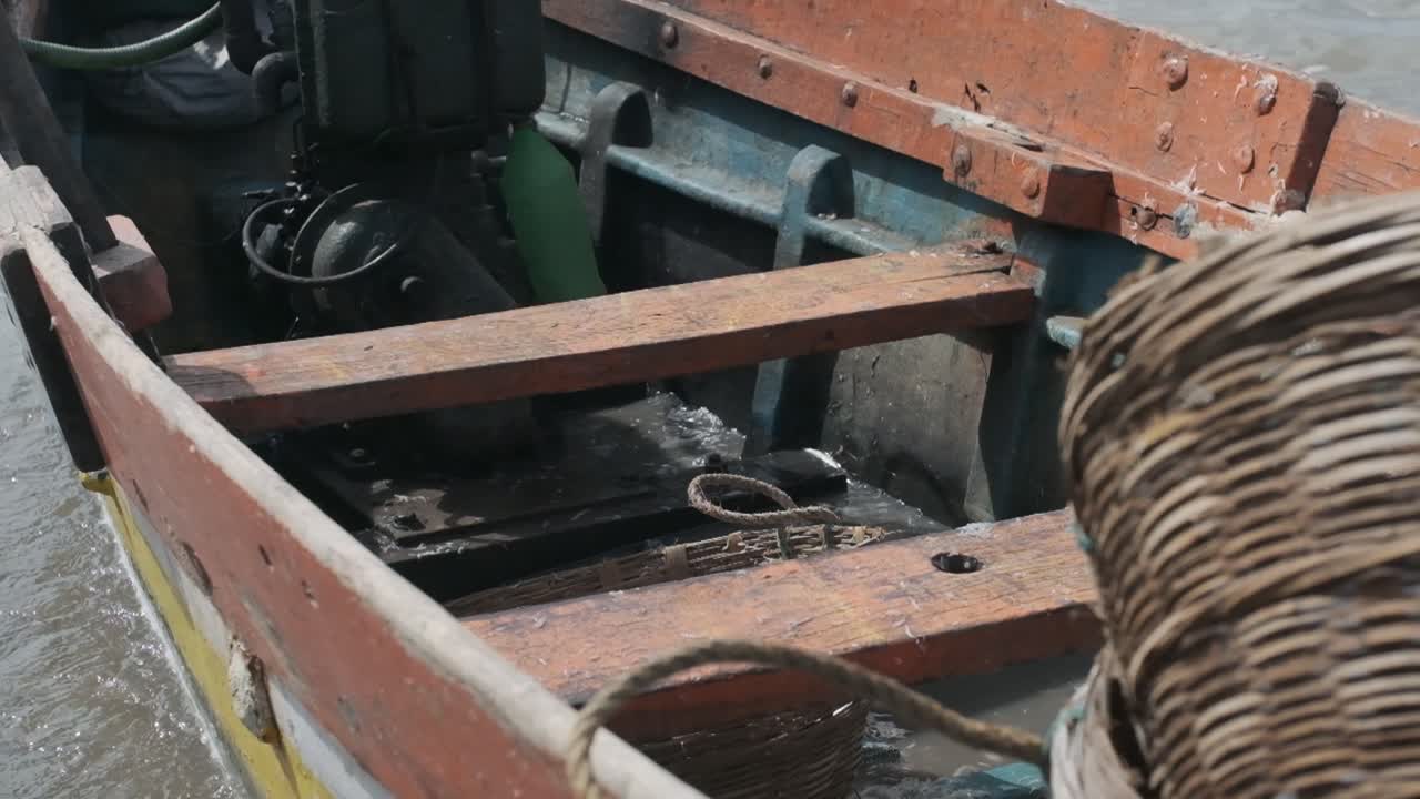 바다 파도 슬로우 모션에서 흔들리는 물이 가득한 작은 인도 어선