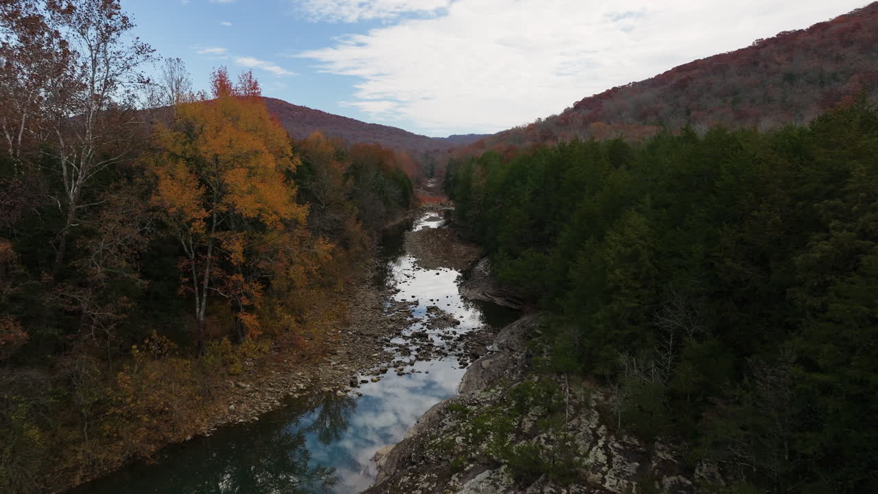 los colores de otoño y los exuberantes árboles de coníferas a lo largo de lee creek en arkansas, estados unidos