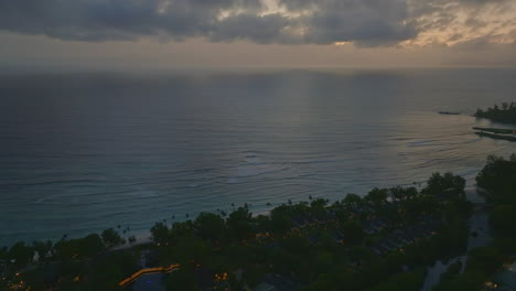 Luftdrohnenaufnahme-Am-Frühen-Morgen-Der-Silhouette-Insel-Auf-Den-Seychellen