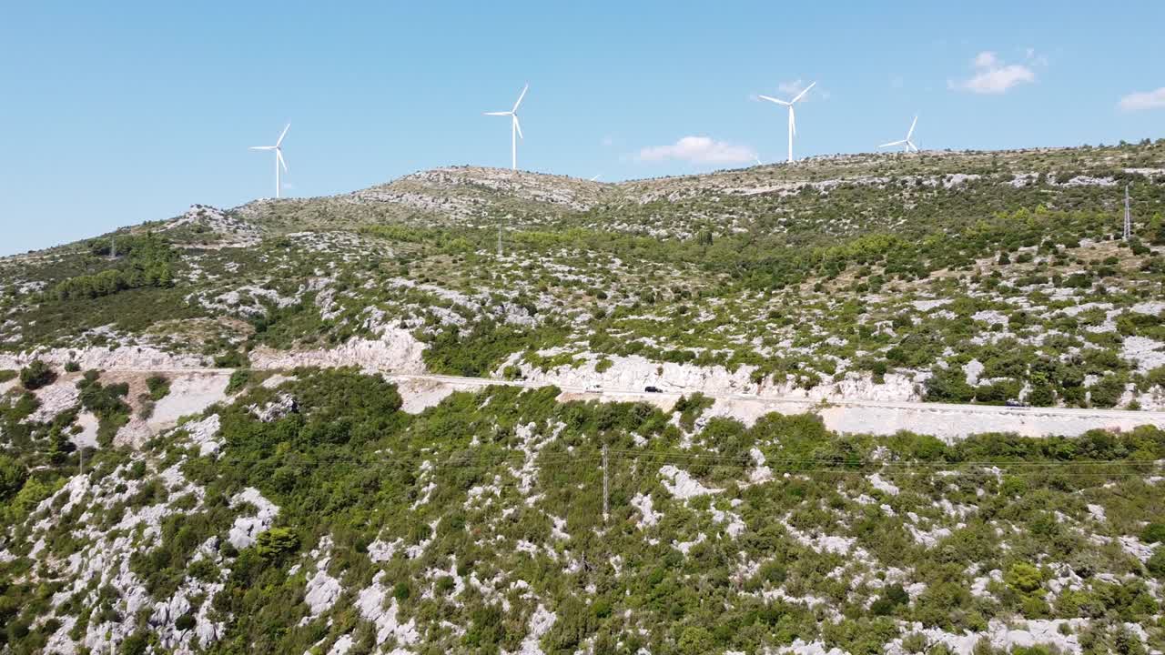 자동차와 풍차를 운전하는 크로아티아 달마티아 해안 도로의 공중 무인 항공기 전망