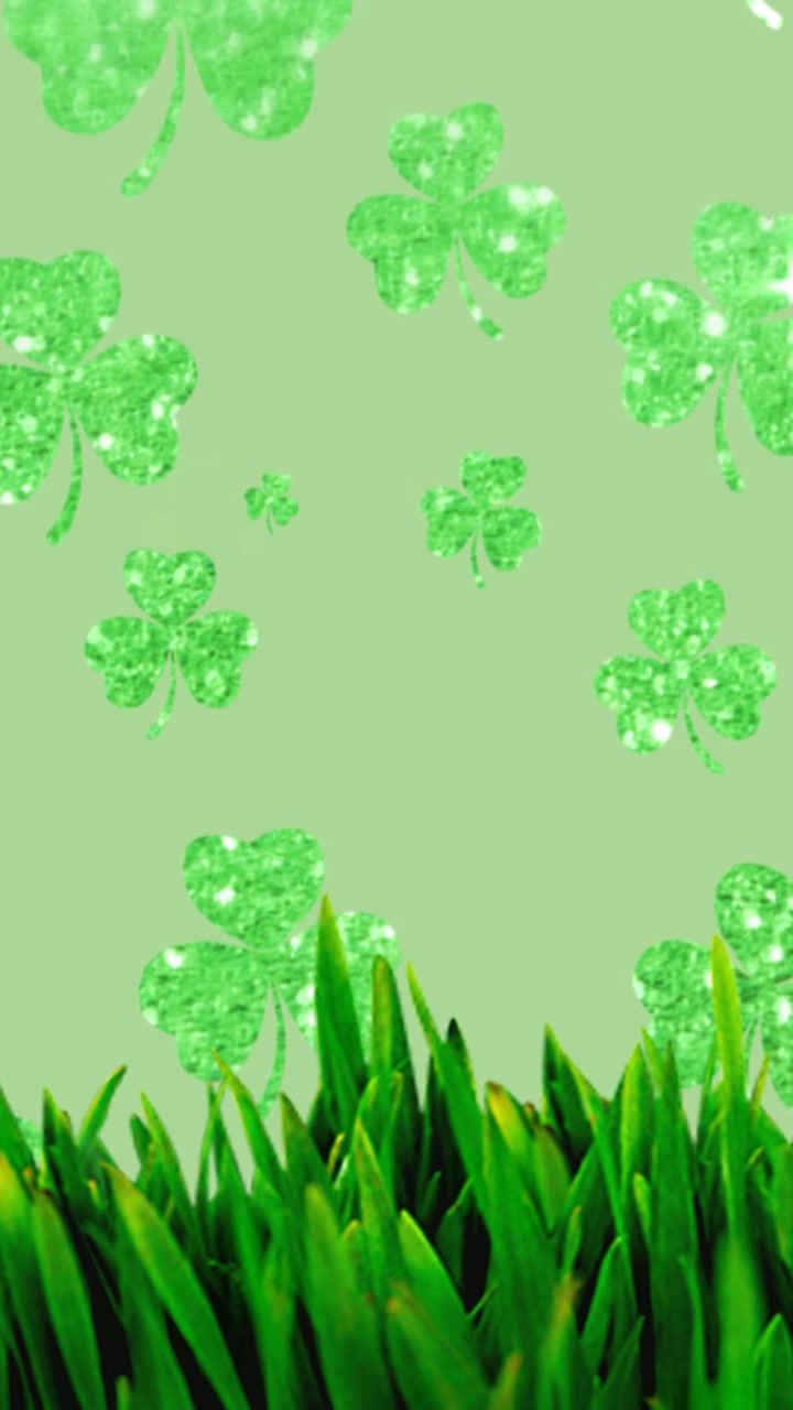 Animação de trevos e grama em fundo verde