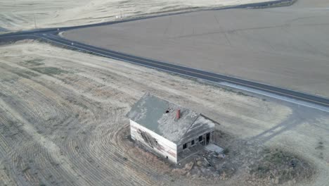 La-Escuela-Abandonada-De-Una-Habitación-De-Las-Tierras-Altas-En-La-Encrucijada-De-Nosotros-2,-órbita-Aérea