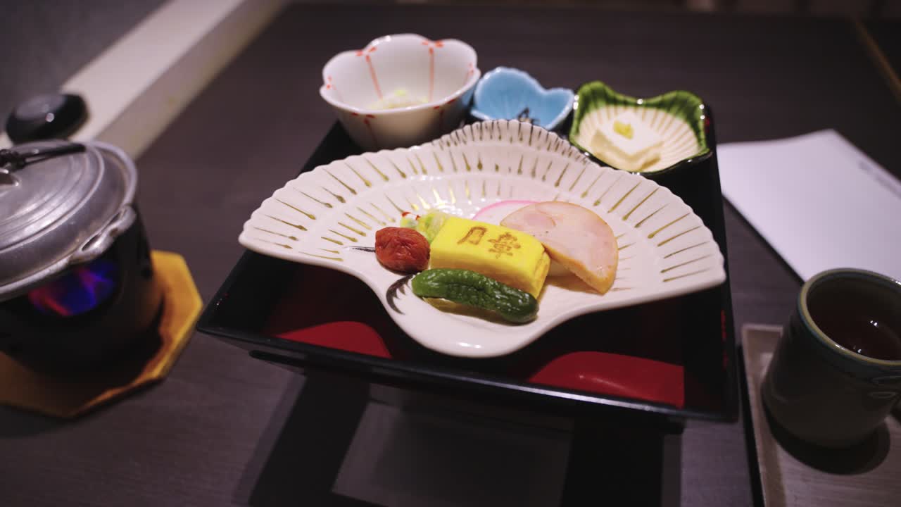 懐石旅館の朝食、多様な味覚が楽しめる伝統的な日本食