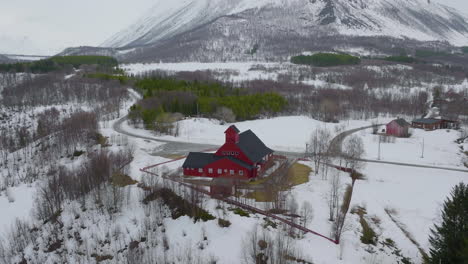 iglesia roja en olddalen, noruega