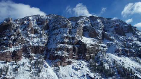 vistas aéreas de drones de un acantilado escarpado fuera de telluride, colorado