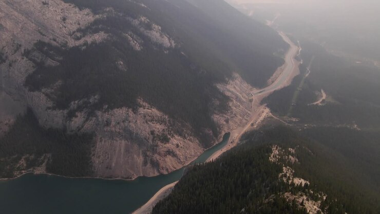 L'enorme catena delle Montagne Rocciose durante un vasto incendio boschivo, Canada.