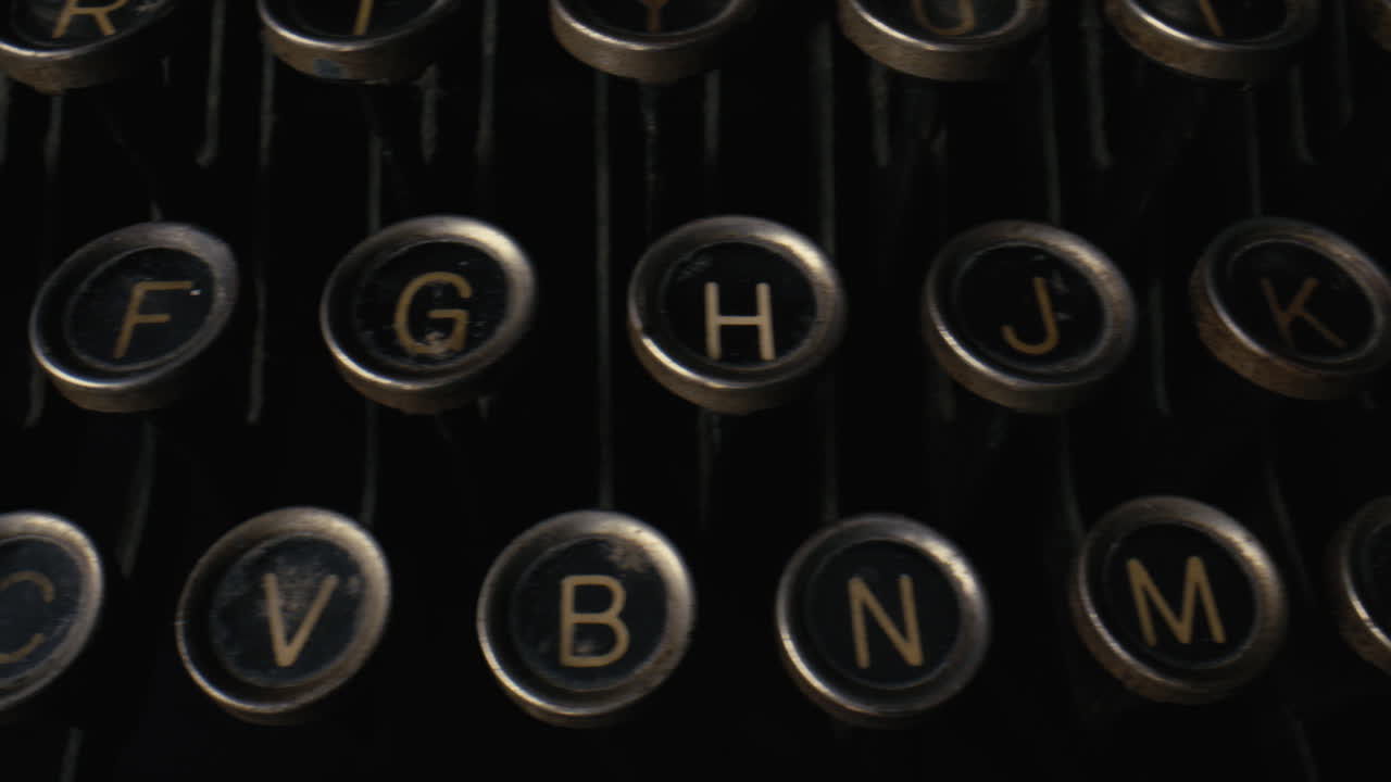 앤티크 타자기의 키에 총을 쏜 돌리