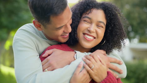 amor, sonrisa y abrazo con una pareja casada