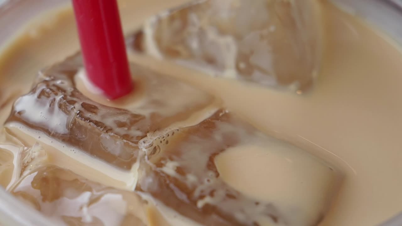 café helado con cubitos de hielo