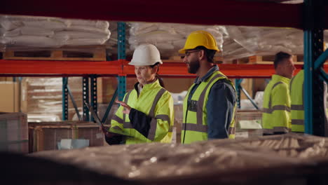 warehouse workers using a laptop for inventory inspection