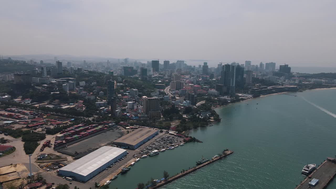 grandes áreas industriales justo al lado de las áreas residenciales densamente pobladas de la ciudad portuaria de sihanoukville en camboya en un día cálido y lluvioso de verano