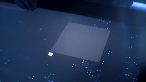 hombre tocando una interfaz digital interactiva como una nueva tecnología en una mesa de pantalla táctil.