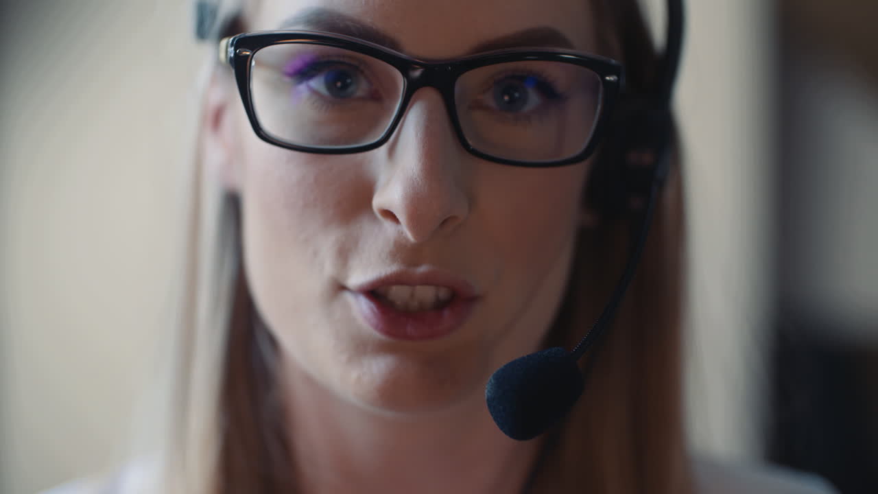 cerrar ow mujer trabajando en call center