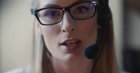 cerrar ow mujer trabajando en call center