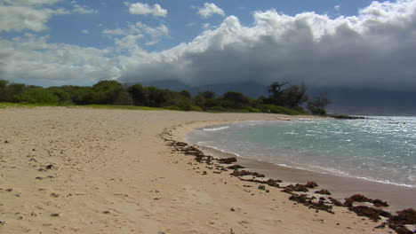 Las-Olas-Ruedan-Hacia-Una-Playa-De-Arena-Blanca-En-Hawaii-2