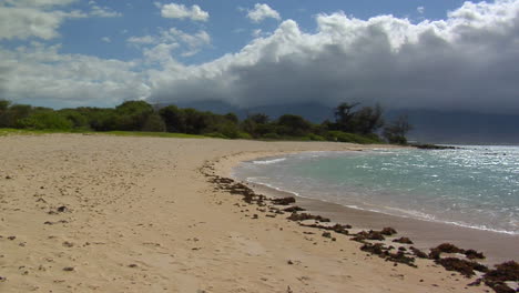 las olas llegan a una playa de arena blanca en hawaii 2