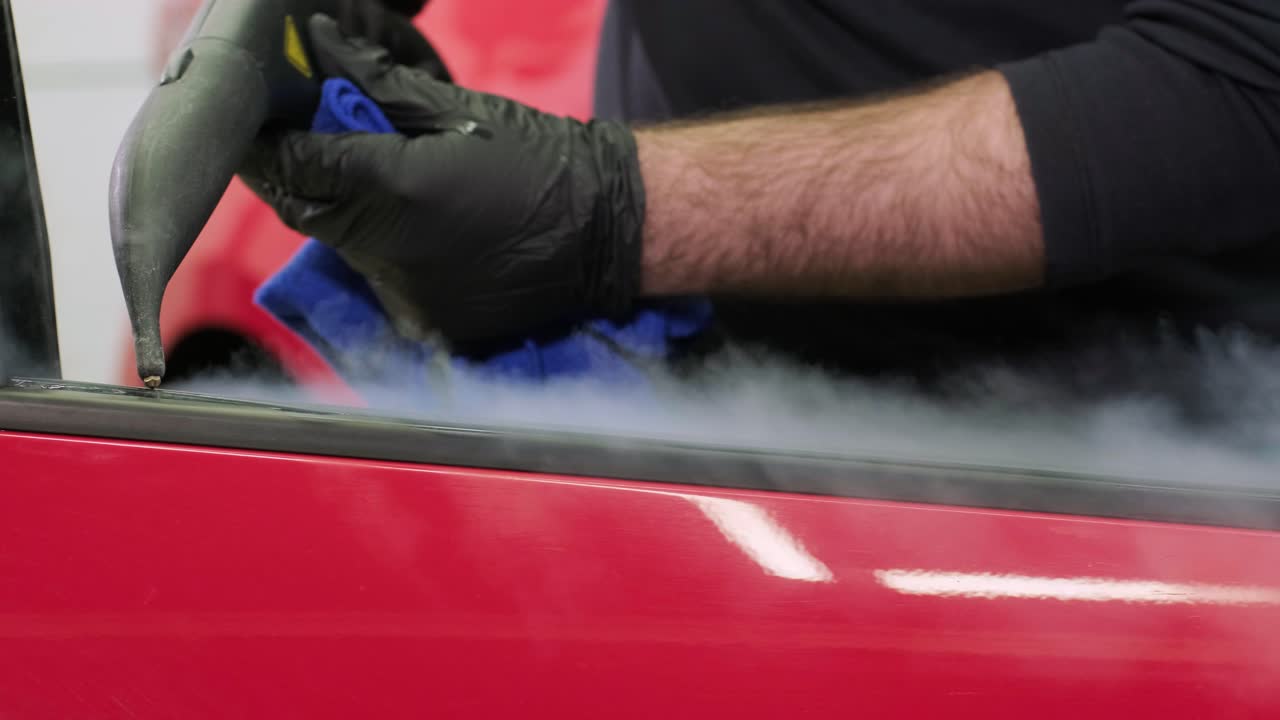 limpieza profesional de automóviles. lavado de sars. limpieza en seco y detallado de la cabina. limpiación profunda de la carrocería, limpieza de asientos. limpia de espuma en el lavado de coches. limpia del panel del automóvil del polvo. una aspiradora