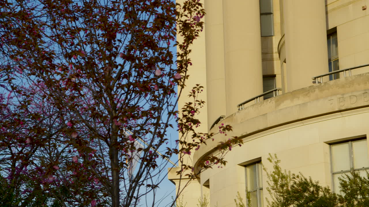 el nombre del edificio de la comisión federal de comercio está grabado en piedra a la luz del amanecer.