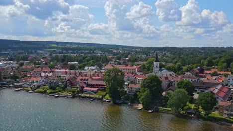 Torre-De-La-Iglesia-Dentro-Del-Paisaje-De-La-Ciudad-Del-Municipio-De-Hjo-En-La-Costa-Del-Lago-Vattern-En-Suecia