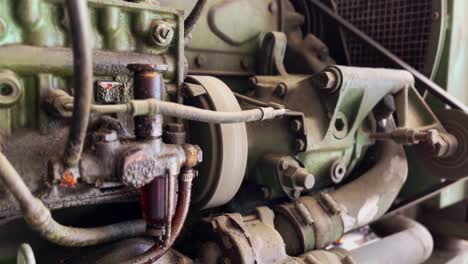 vieja y sucia máquina industrial con aceite filtrándose en el cuerpo del motor