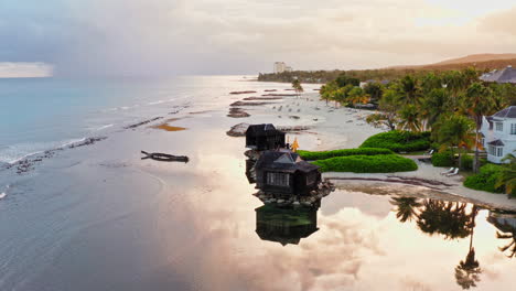 Vista-Cinematográfica-De-La-Playa-Tropical-Al-Amanecer