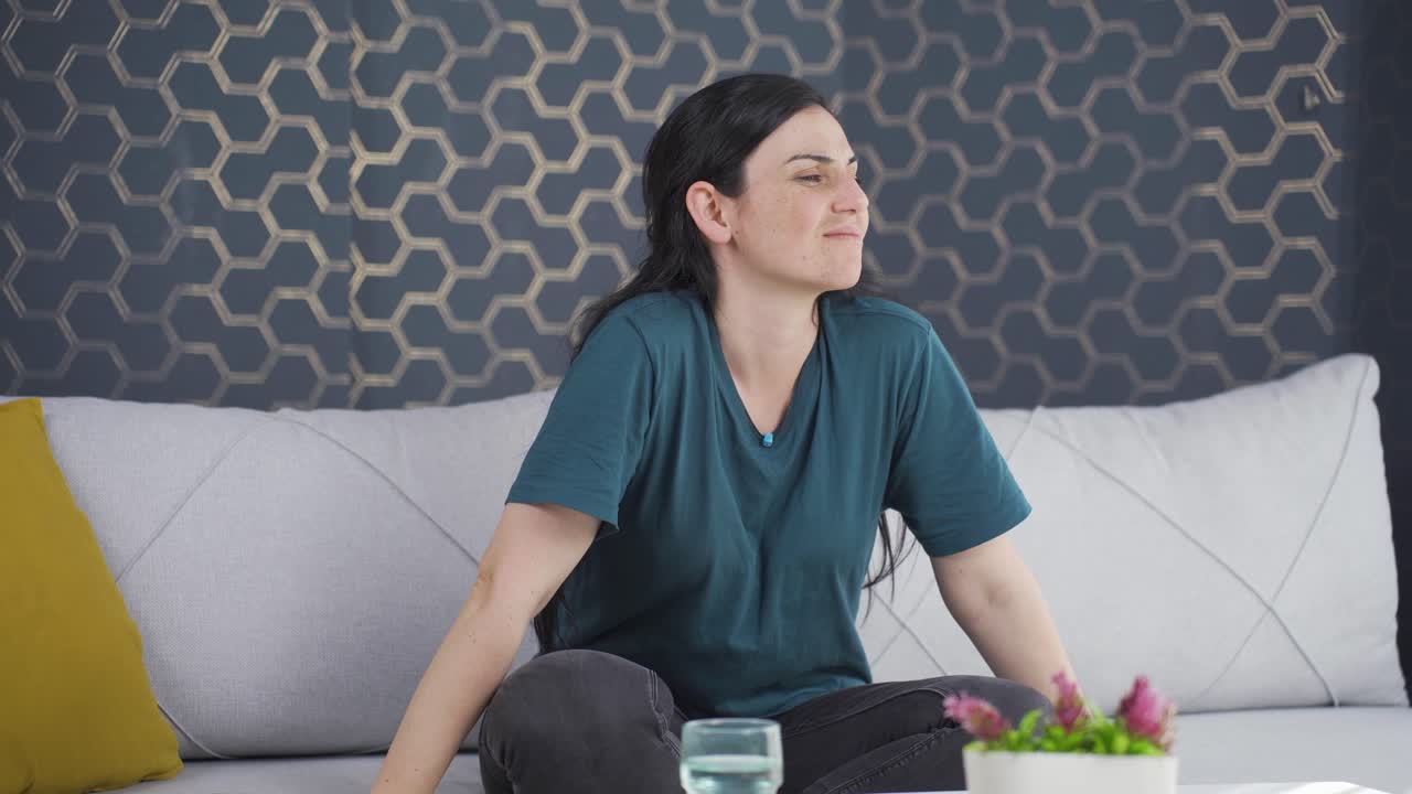 가족 문제가 있는 여자는 지루하게 앉아 있습니다.