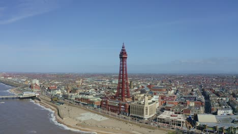 Impresionante-Vista-Aérea,-Imágenes-De-La-Torre-De-Blackpool-Desde-El-Mar-De-La-Galardonada-Playa-De-Blackpool,-Un-Lugar-Turístico-Costero-Muy-Popular-En-Inglaterra,-Reino-Unido,-Reino-Unido