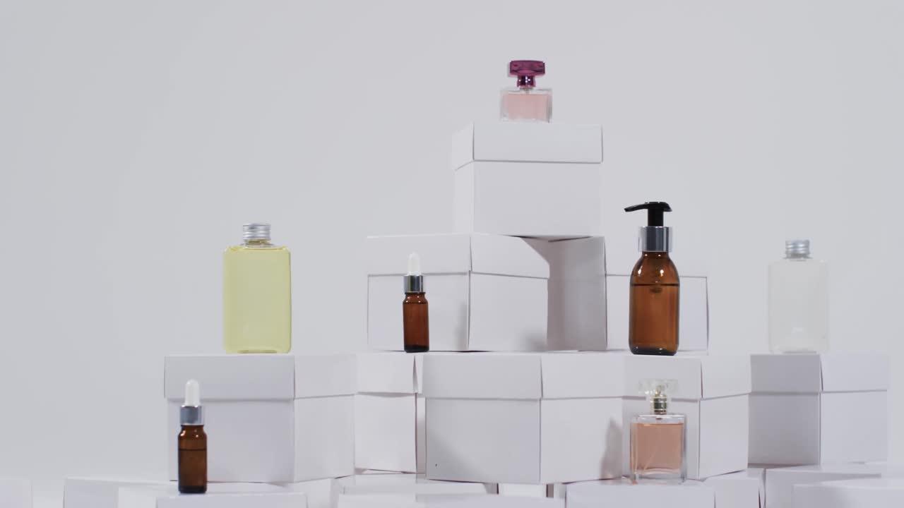 video de productos de belleza con cajas de cartón blancas con espacio de copia sobre fondo blanco
