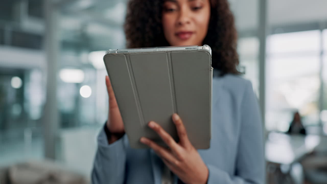 mujer usando una tableta en una oficina moderna