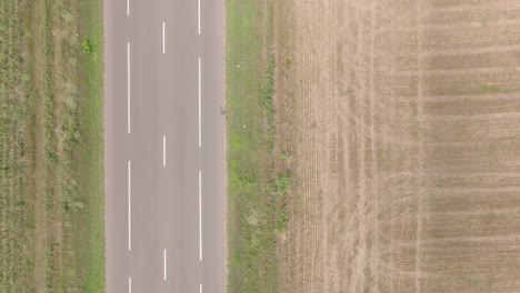 Vista-Aérea-Del-Tráfico-Y-Los-Campos-Cultivados-En-Verano