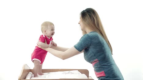 Junge-Hübsche-Mutter-Bringt-Dem-Kind-Das-Gehen-Bei