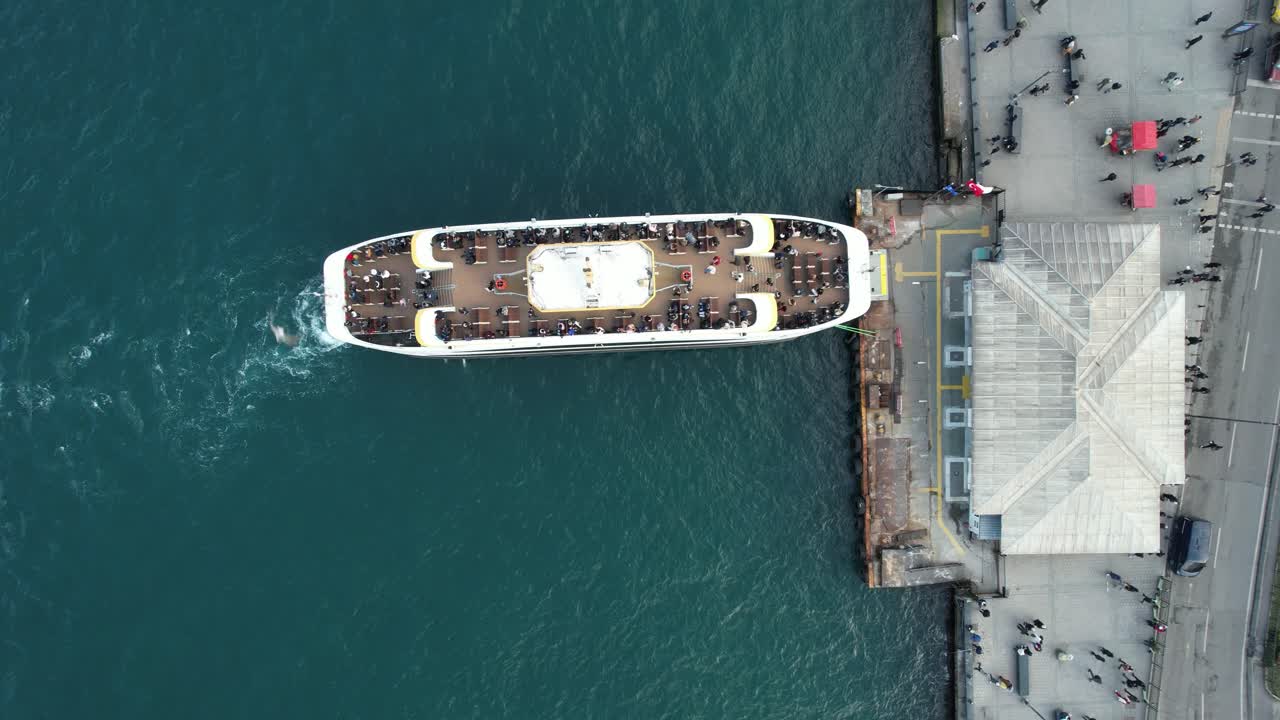 ferry de lapso de tiempo en el muelle