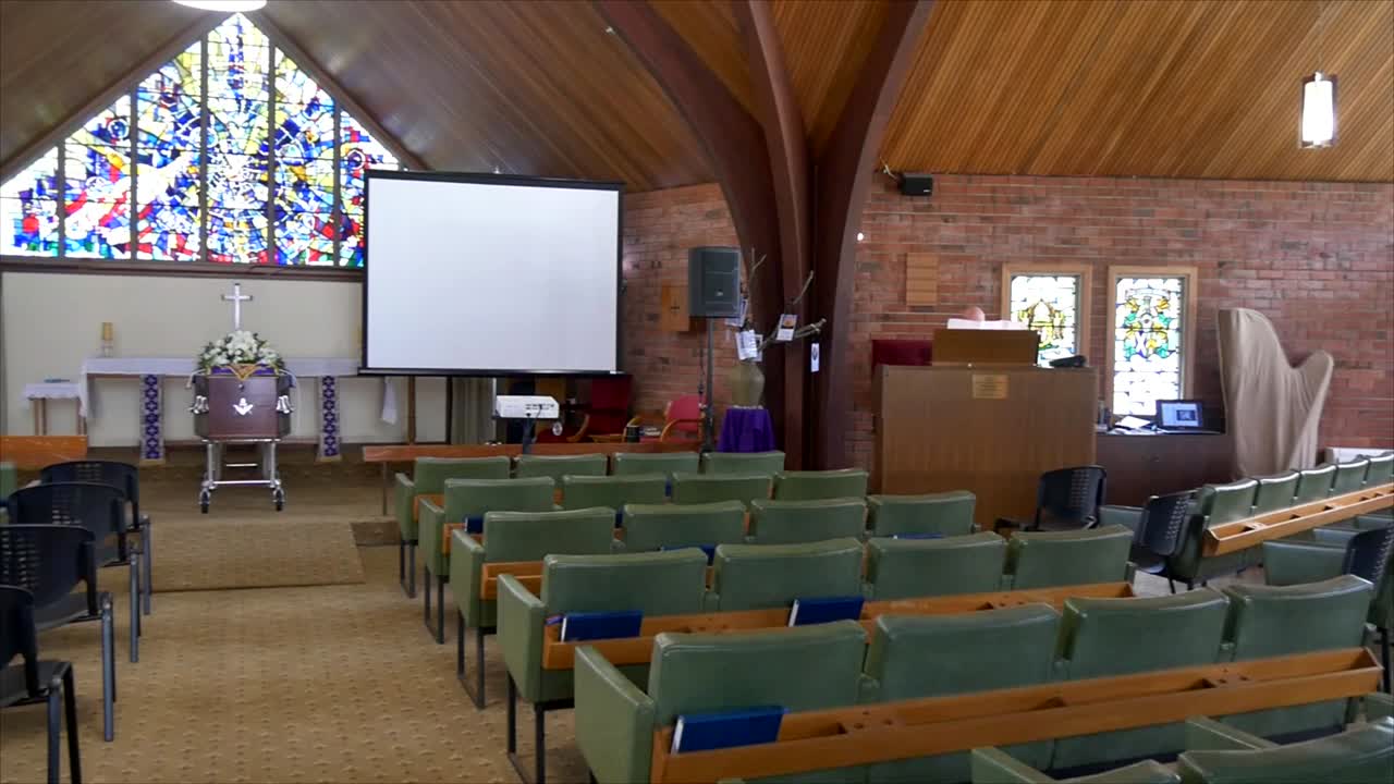 영구차나 예배당에 있는 장례식 관의 클로즈업 샷 또는 묘지의 매장