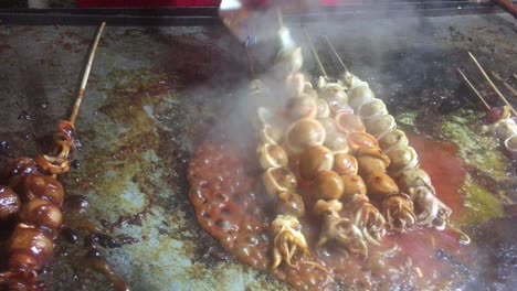 Vendedor-De-Comida-Callejera-Está-Haciendo-Calamares-Asados-Con-Salsa-De-Tomate-Y-Chile