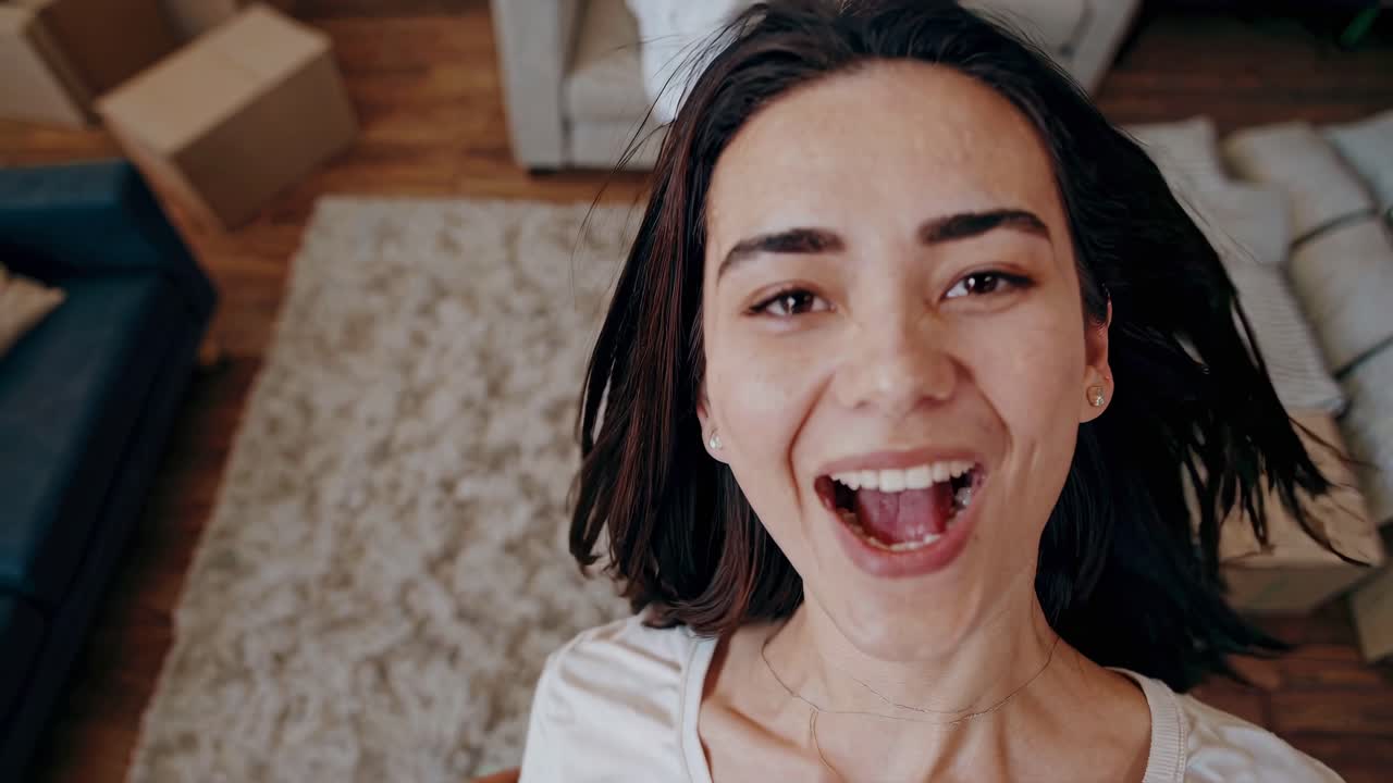 행복한 여성이 새로운 집으로 이사합니다.