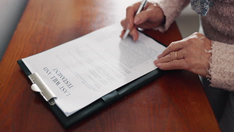 mujer mayor, manos y escritura voluntad