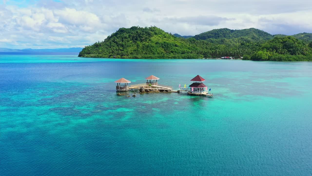 vista panorámica de las cabañas en el agua azul prístina del parque marino tagbak en liloan, leyte del sur, filipinas