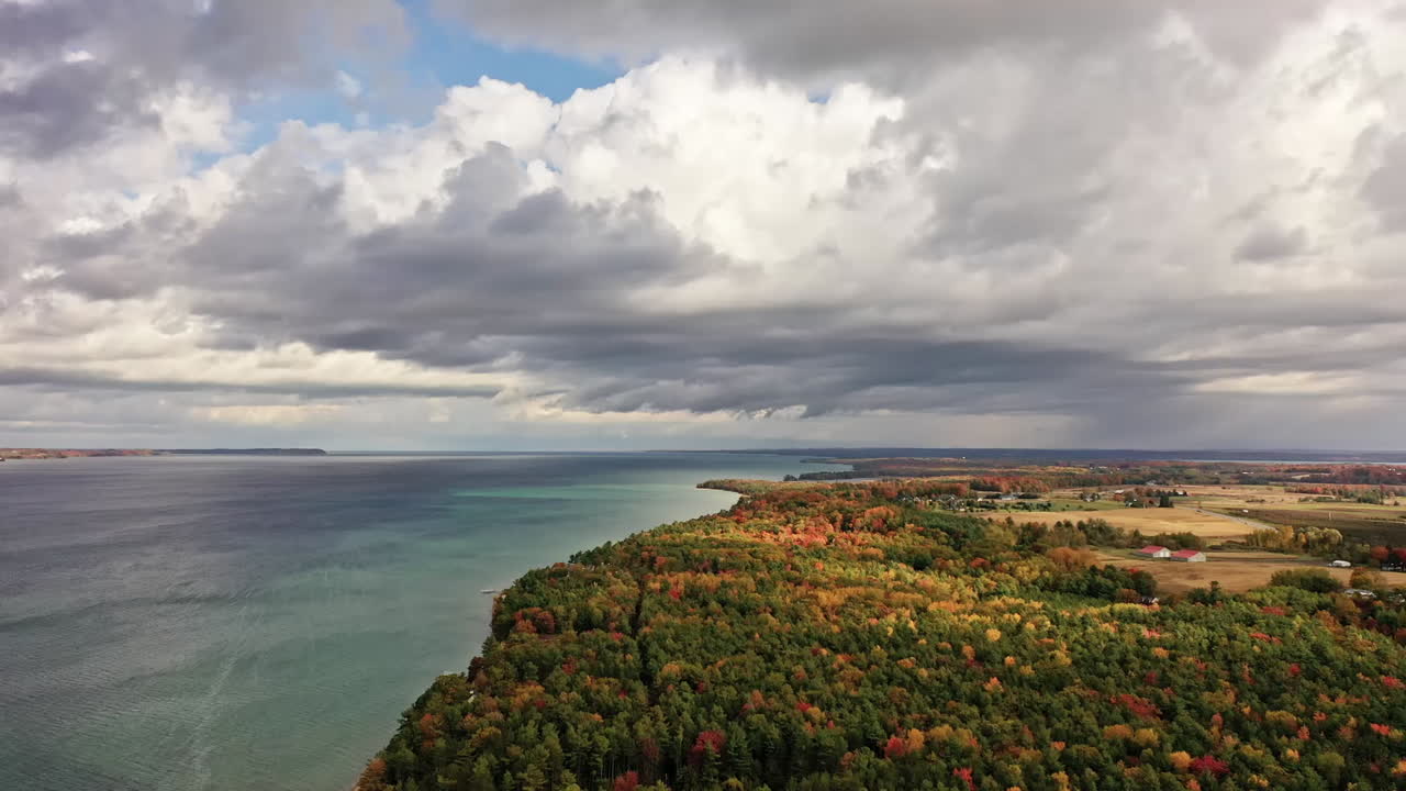 imágenes de drones de nubes moviéndose sobre grand traverse bay
