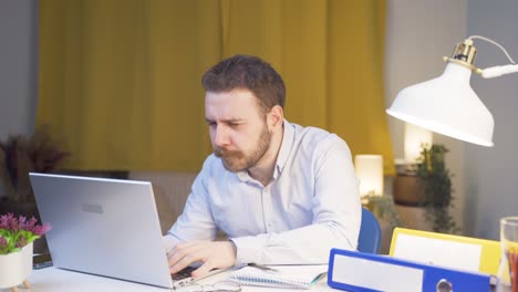 el trabajador de oficina en casa tiene problemas de discapacidad visual.