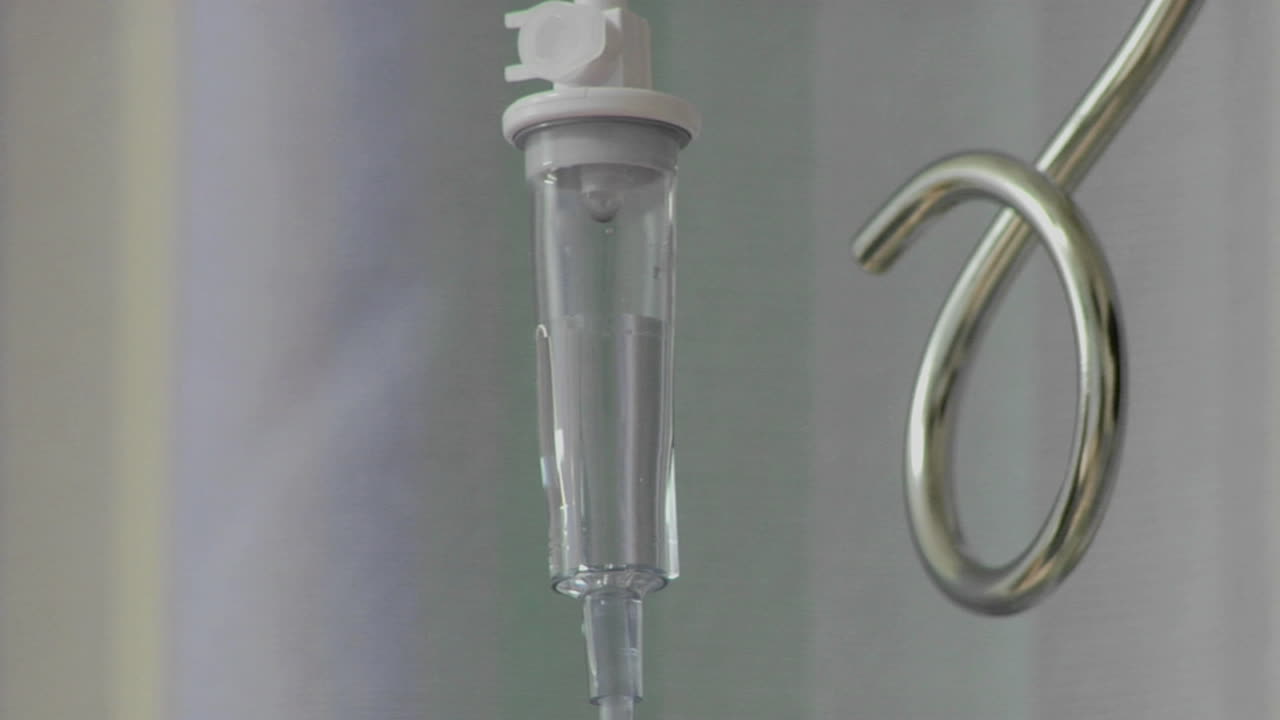 медсестра готовит оборудование для внутривенного вливания 1