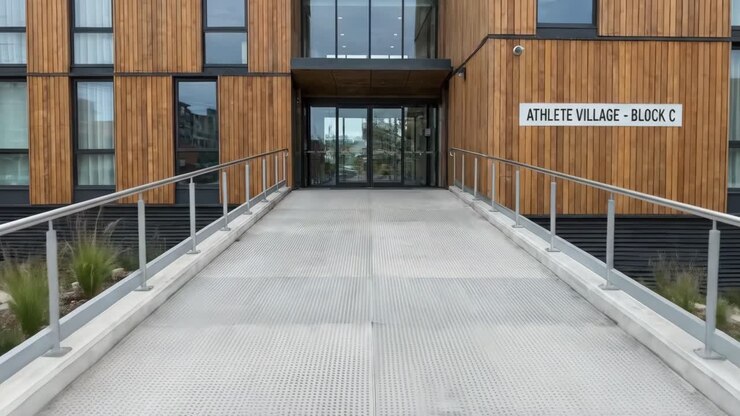 Ingresso di un edificio moderno con rampa di accesso