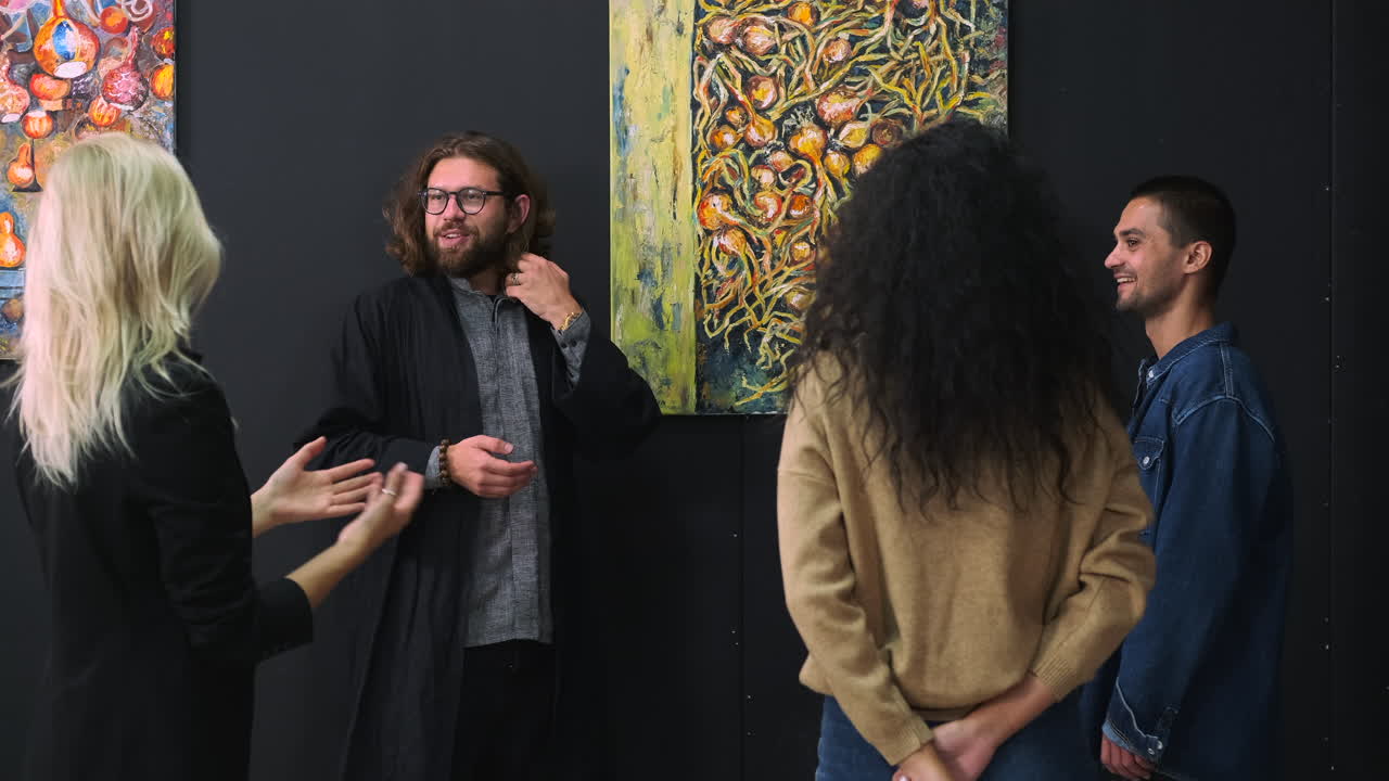 미술관 에서 미술품 을 보는 사람 들