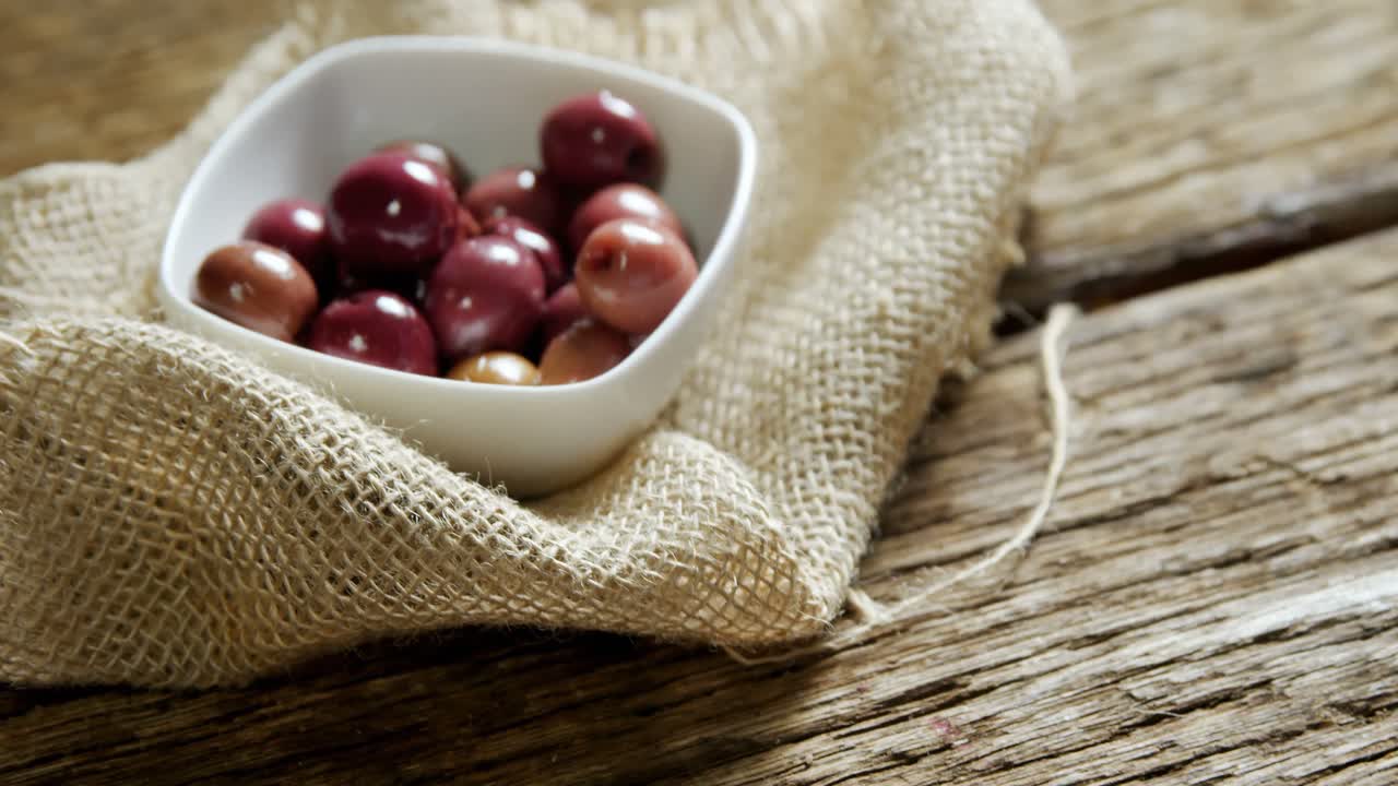 cerezas en un cuenco en un textil 4k