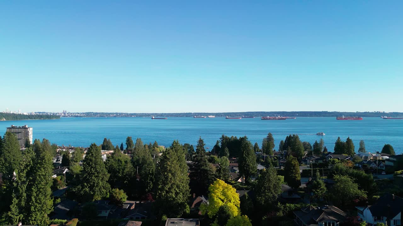 una hermosa toma del cielo azul y los mares de una zona residencial de west vancouver