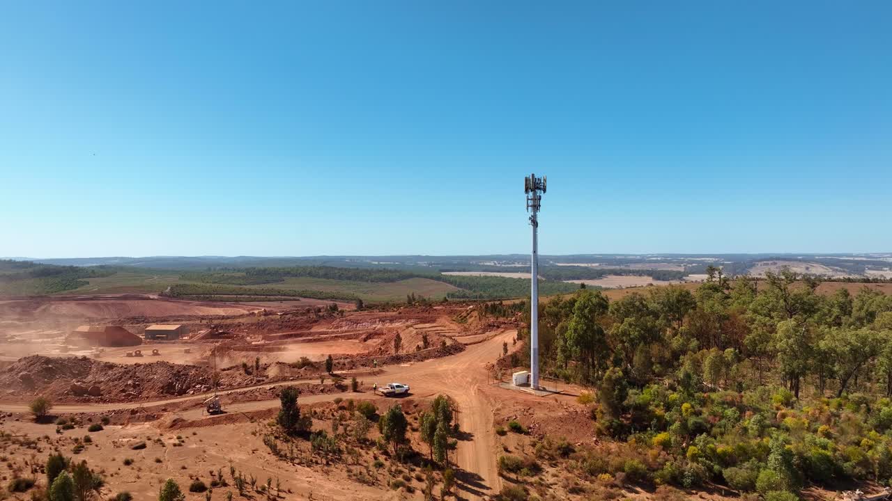 torre de telecomunicaciones contra el cielo azul cerca de la mina de oro de boddington en australia occidental